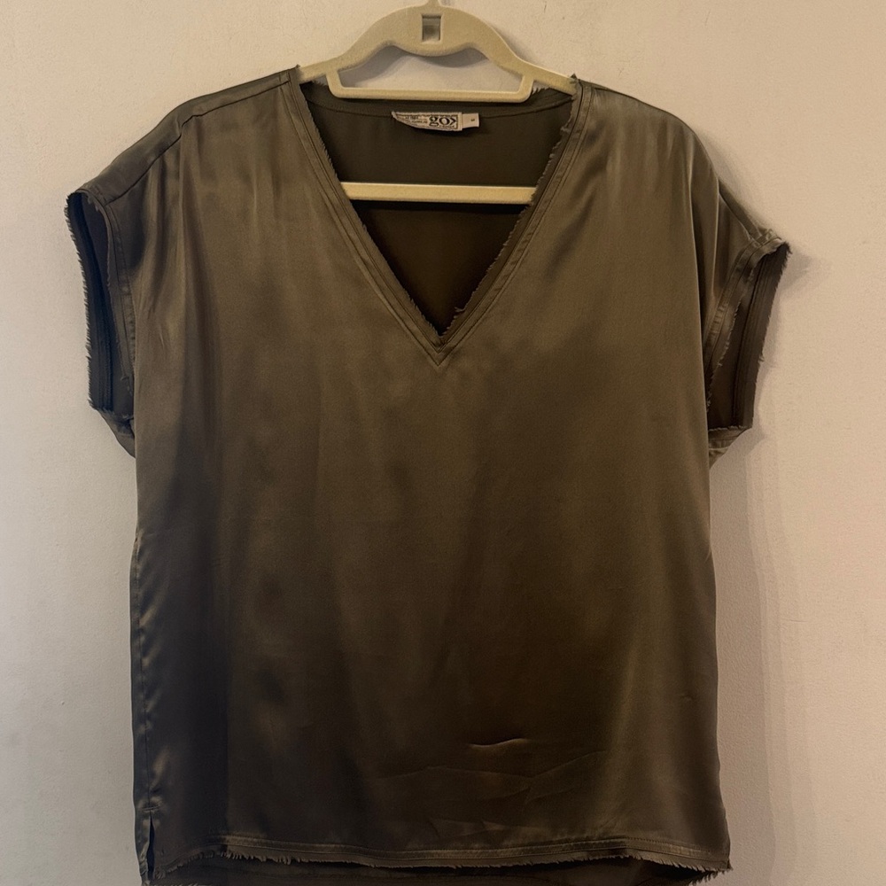 GO BY GO SILK Size Small Silk V-Neck Blouse in Dark Olive